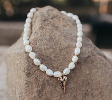 Load image into Gallery viewer, Necklace Pearl with Gold Tone Heart
